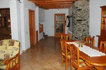 Casa Pirineu 度假居 *